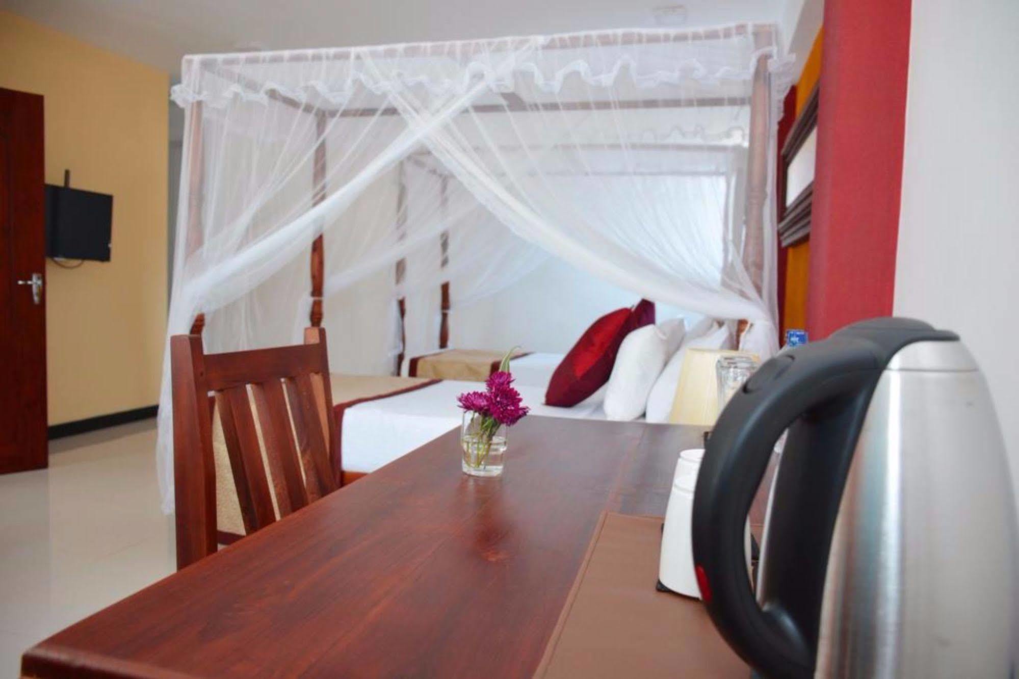 Meili Lanka City Hotel Канди Екстериор снимка
